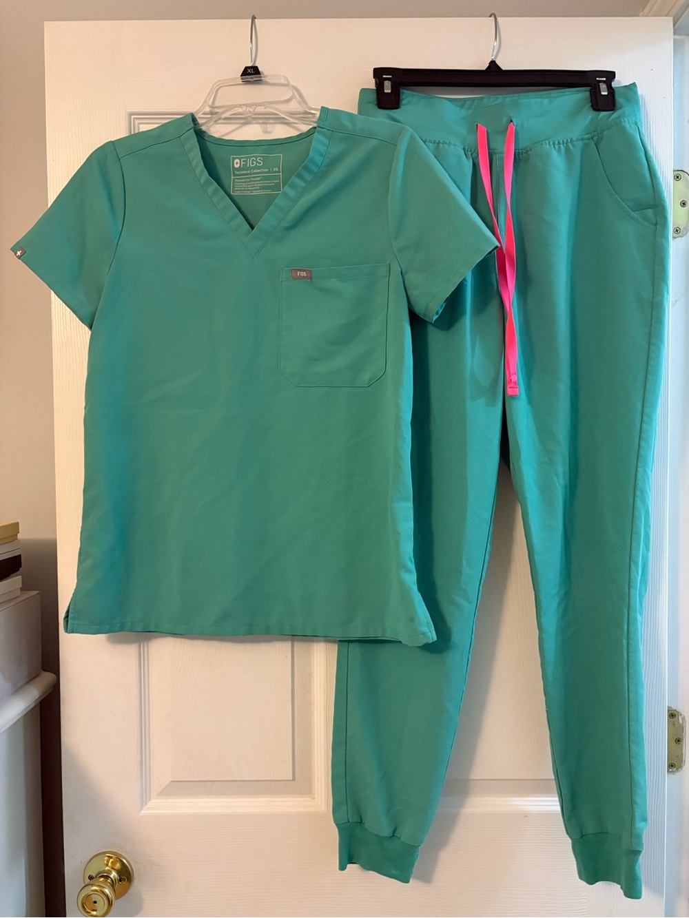 FIGS Scrub Set - Mint green